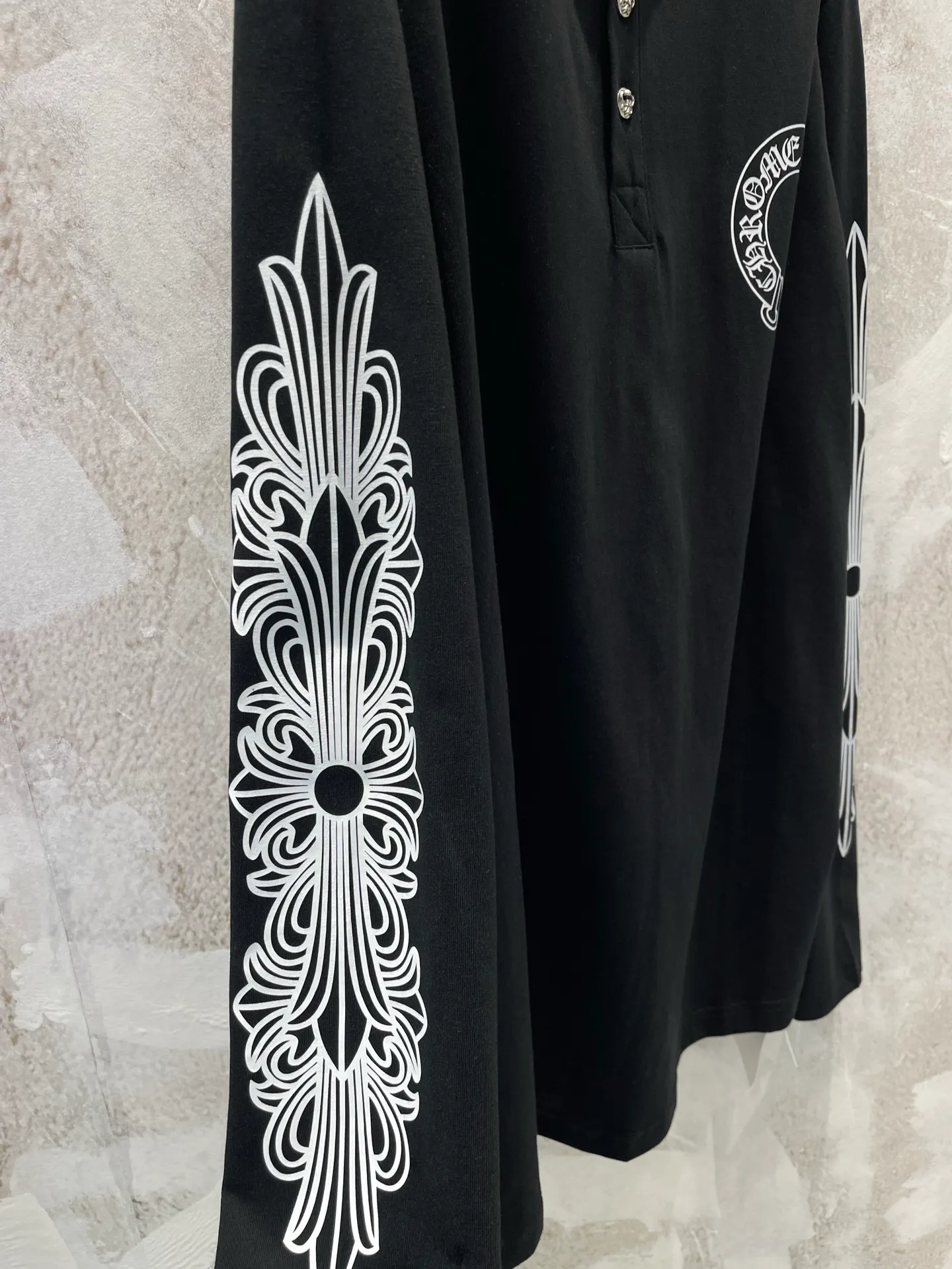 P370 Chrome Hearts Black Cross Flower Silver Button Henley Collar Long Sleeve, 220G pure cotton fabric, soft and comfortable, perfect for autumn and winter! Antique silver cross flower buttons on the front + cross flower print on the arms, full of gothic dark style. It has a slim fit and is suitable for both men and women. It looks cool when worn with overalls or jeans, and can be easily worn for daily outings and street wear. Customized accessories + complete three standards, detail control is a must! Size SIZE: S M L